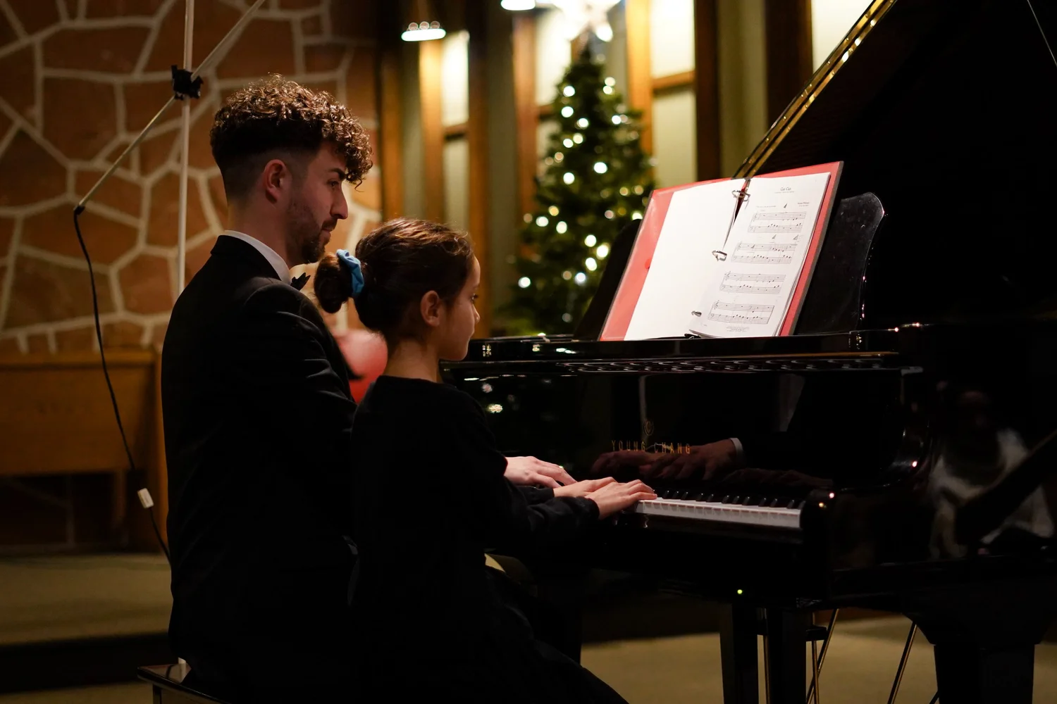 Duo au piano pendant un concert