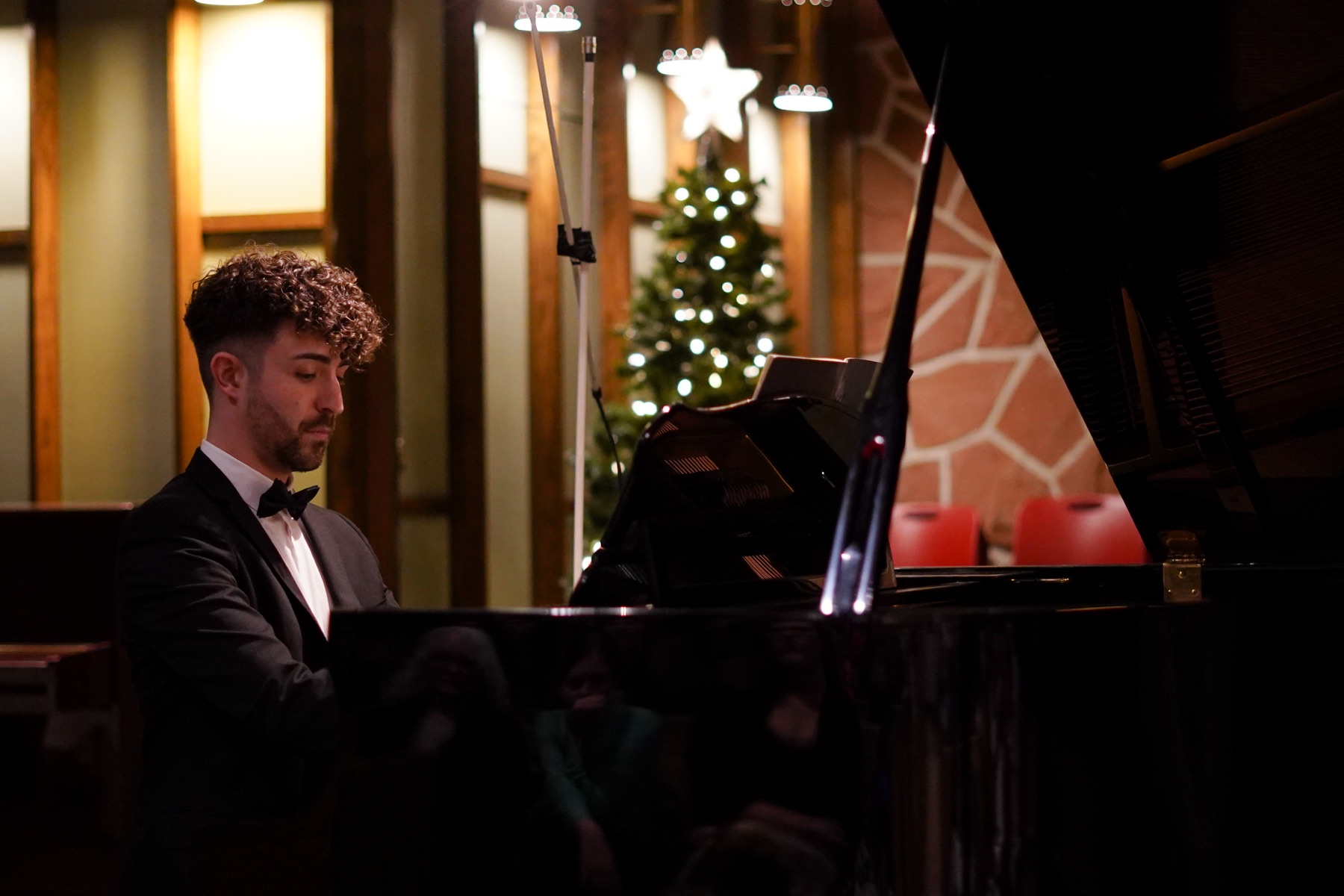 Jean-Baptiste Gleize interprète une œuvre au piano à queue